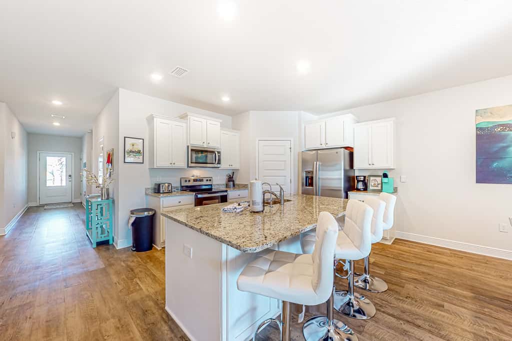 Heated community pool, themed kids room, dog friendly Beach, & Relaxing Massage