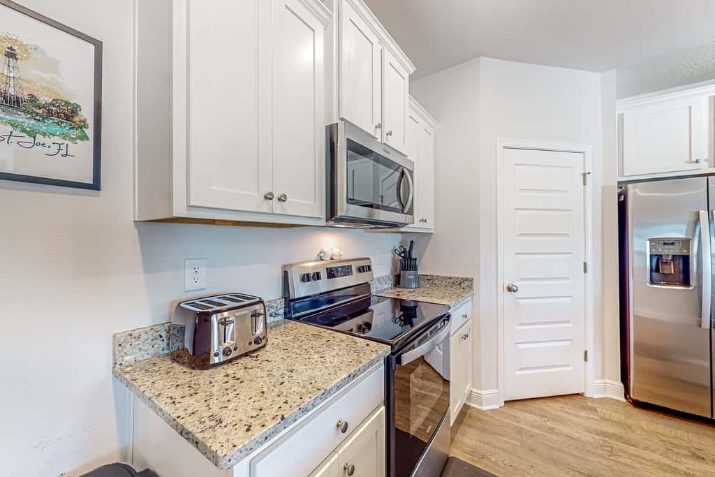 Heated community pool, themed kids room, dog friendly Beach, & Relaxing Massage