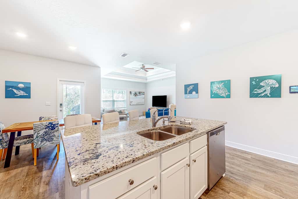 Heated community pool, themed kids room, dog friendly Beach, & Relaxing Massage