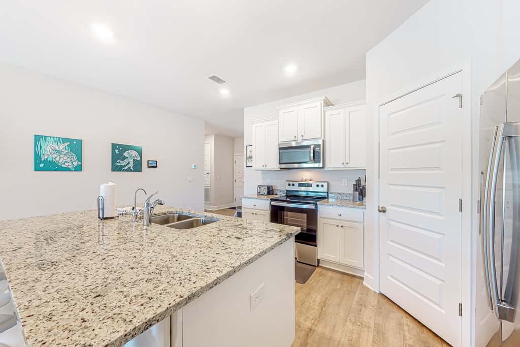 Heated community pool, themed kids room, dog friendly Beach, & Relaxing Massage