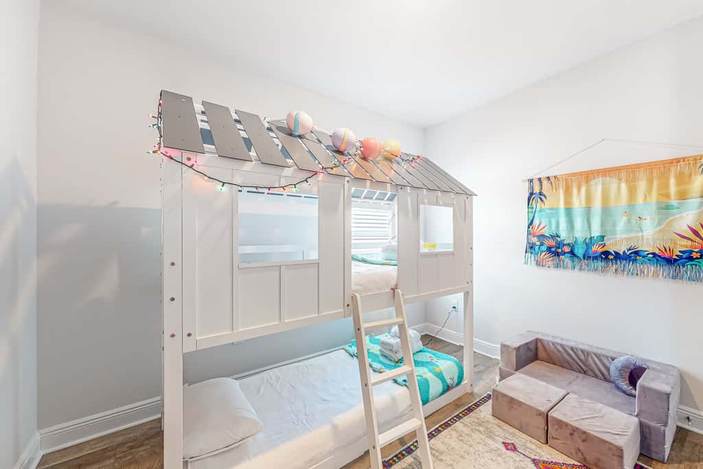 Heated community pool, themed kids room, dog friendly Beach, & Relaxing Massage