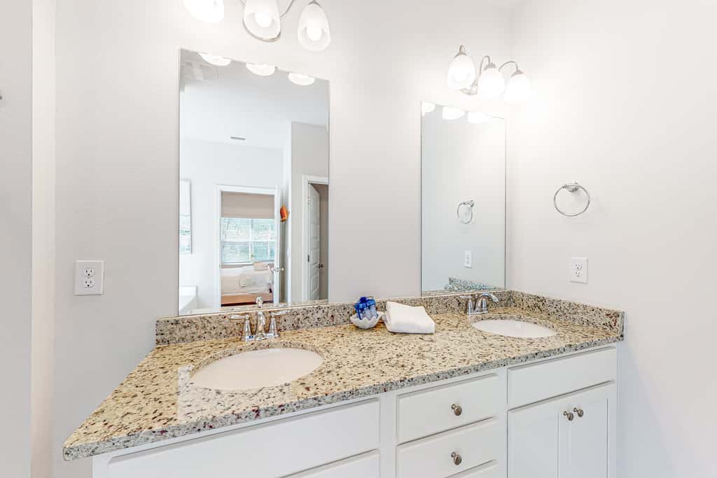 Heated community pool, themed kids room, dog friendly Beach, & Relaxing Massage