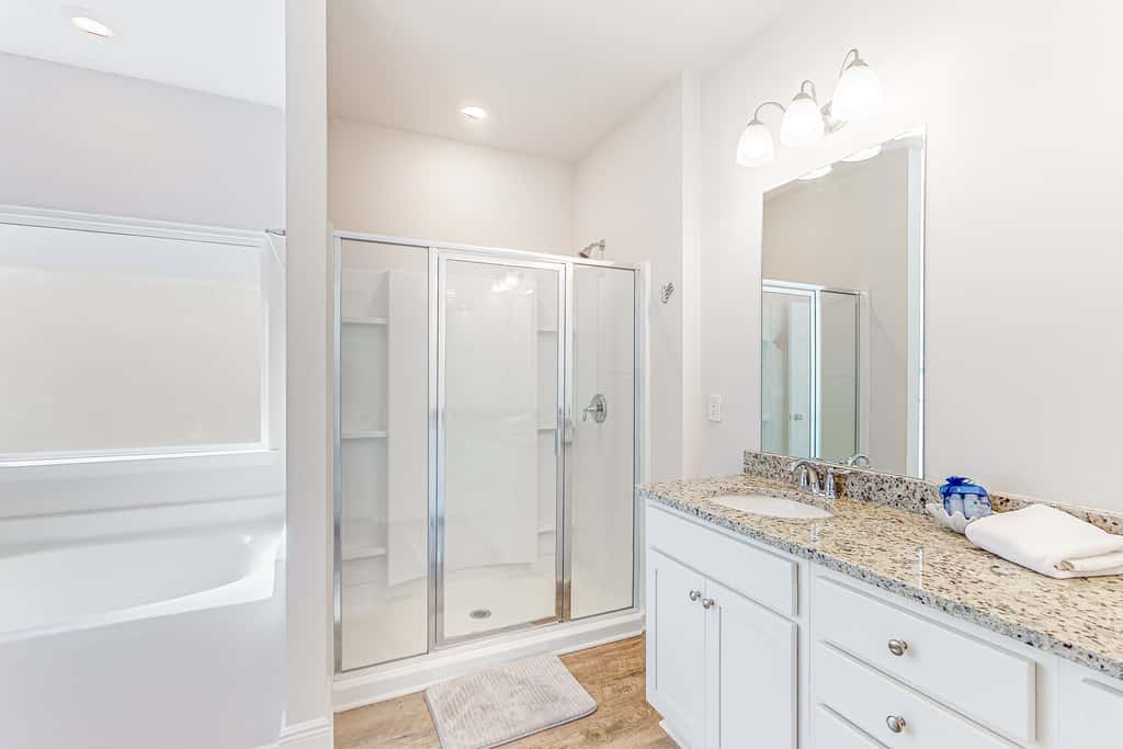 Heated community pool, themed kids room, dog friendly Beach, & Relaxing Massage