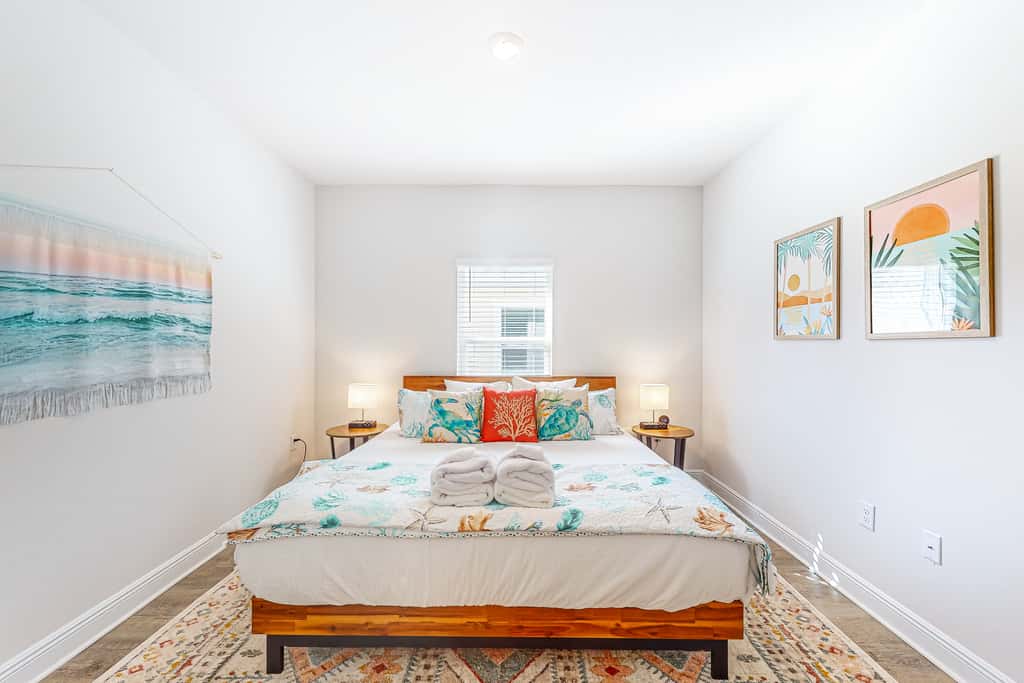 Heated community pool, themed kids room, dog friendly Beach, & Relaxing Massage