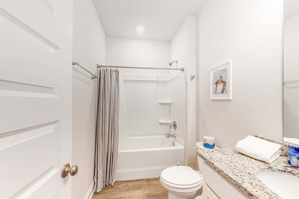 Heated community pool, themed kids room, dog friendly Beach, & Relaxing Massage