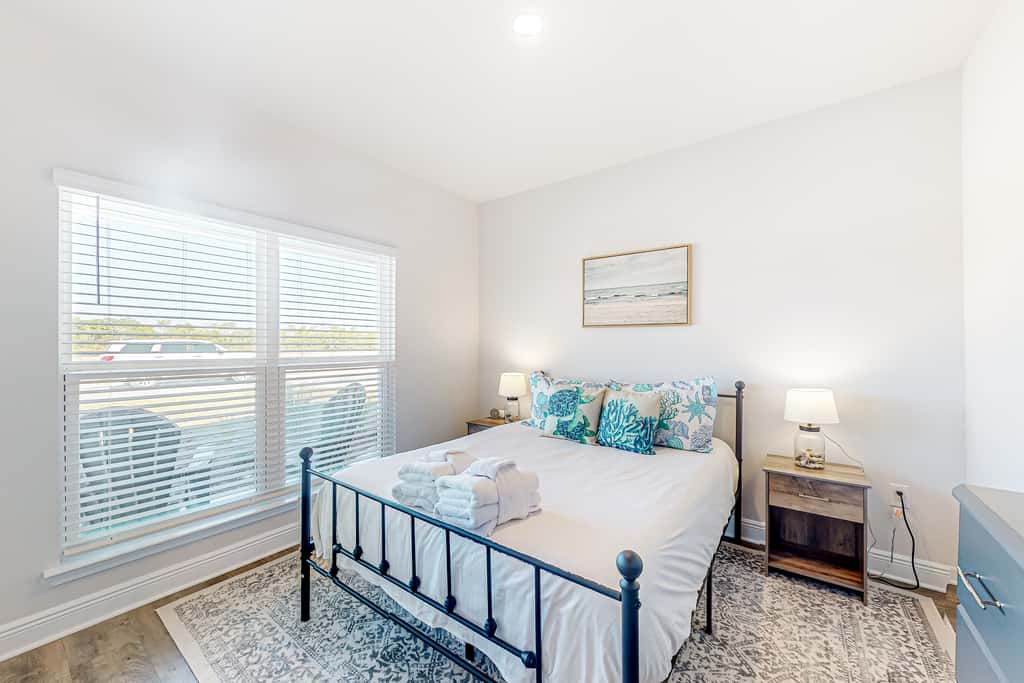 Heated community pool, themed kids room, dog friendly Beach, & Relaxing Massage