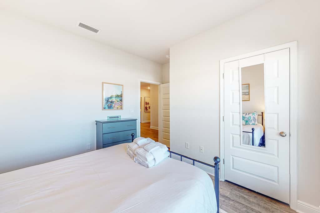 Heated community pool, themed kids room, dog friendly Beach, & Relaxing Massage