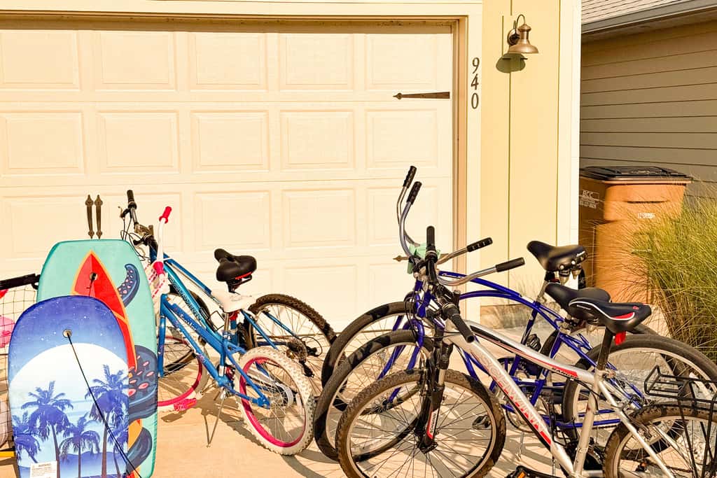 Heated community pool, themed kids room, dog friendly Beach, & Relaxing Massage