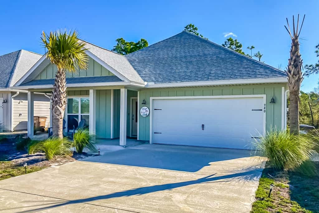 Heated community pool, themed kids room, dog friendly Beach, & Relaxing Massage