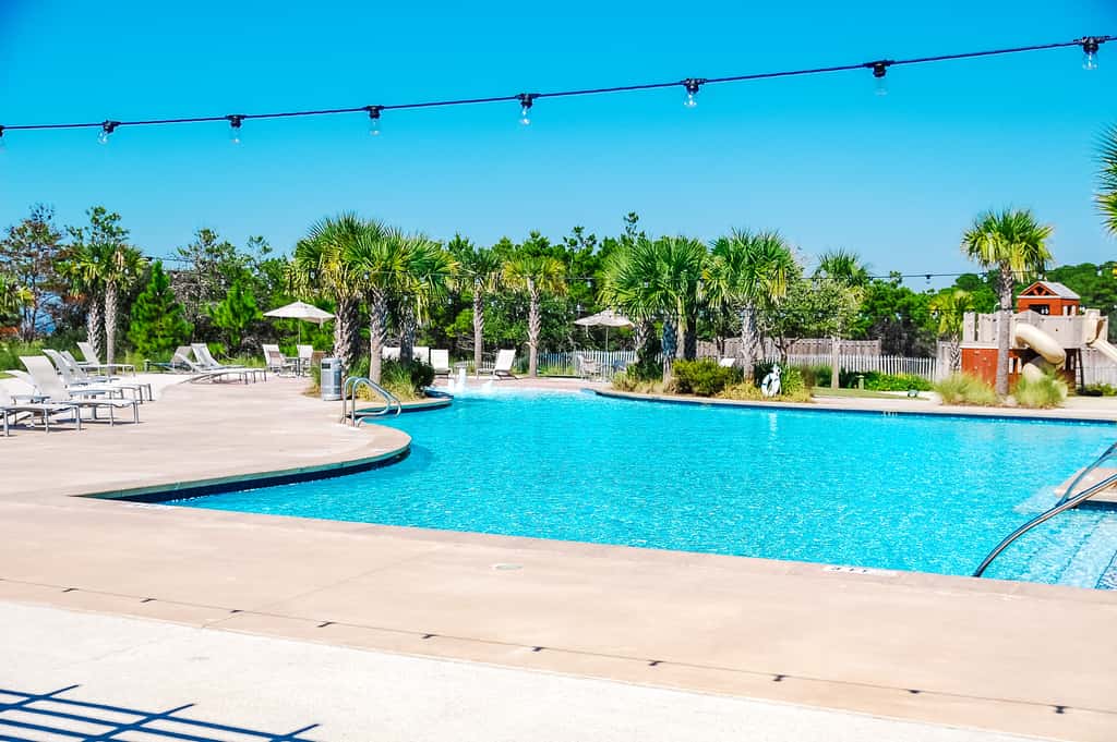 Heated community pool, themed kids room, dog friendly Beach, & Relaxing Massage