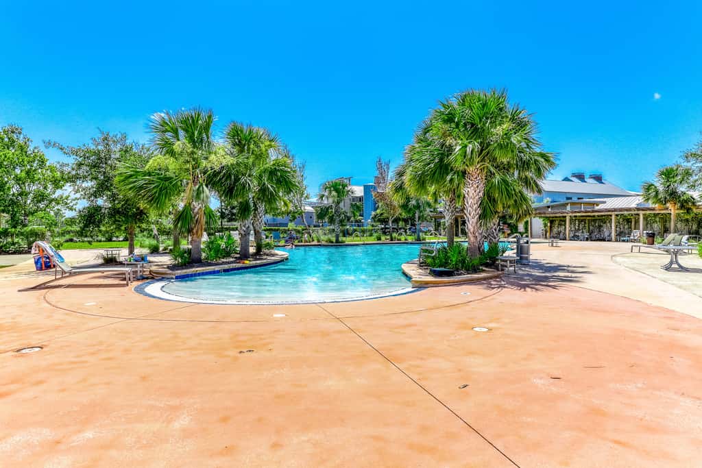 Heated community pool, themed kids room, dog friendly Beach, & Relaxing Massage