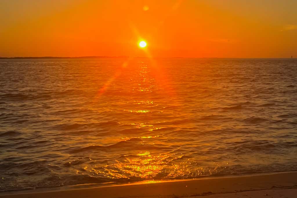 Heated community pool, themed kids room, dog friendly Beach, & Relaxing Massage