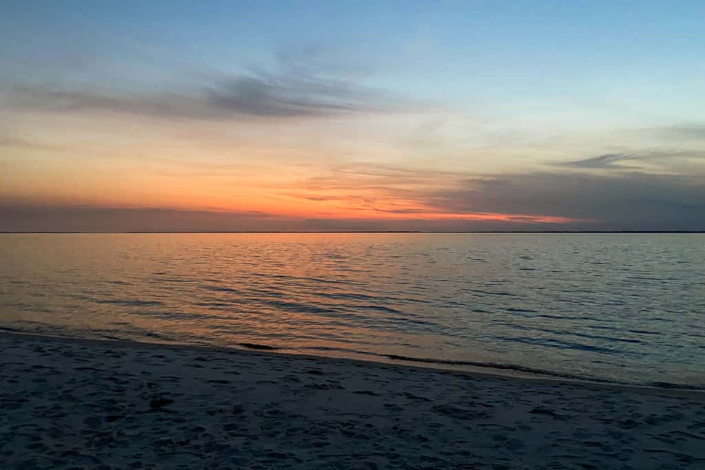 Heated community pool, themed kids room, dog friendly Beach, & Relaxing Massage
