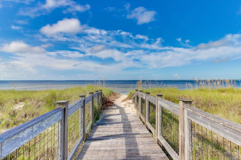 Heated community pool, themed kids room, dog friendly Beach, & Relaxing Massage