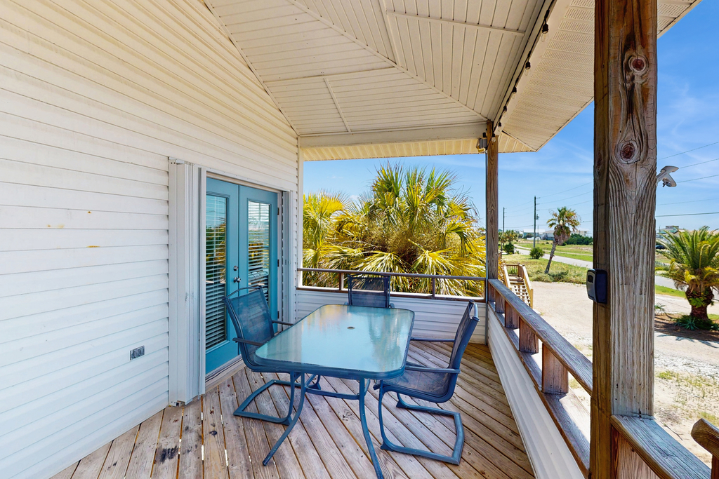 Snowbird friendly beach house with private deck, AC, & Fast WiFi