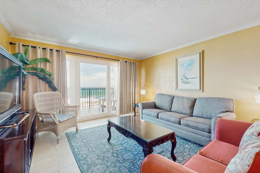 Gorgeous beachfront condo, shared pool and beach access