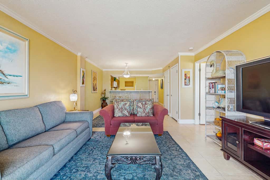 Gorgeous beachfront condo, shared pool and beach access