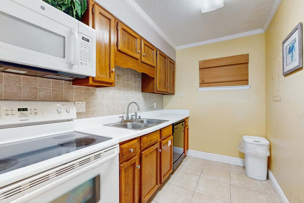 Gorgeous beachfront condo, shared pool and beach access