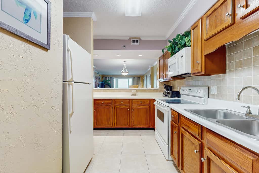 Gorgeous beachfront condo, shared pool and beach access