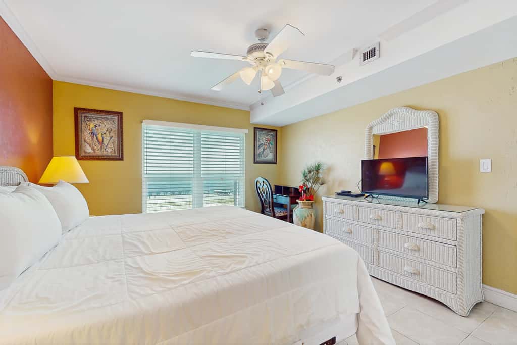 Gorgeous beachfront condo, shared pool and beach access
