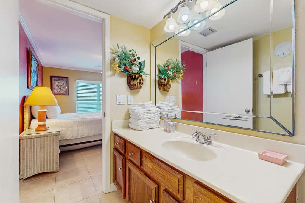 Gorgeous beachfront condo, shared pool and beach access
