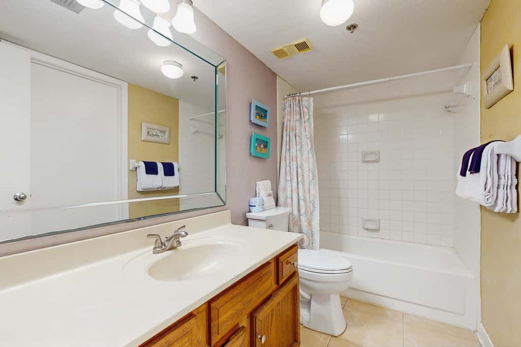 Gorgeous beachfront condo, shared pool and beach access