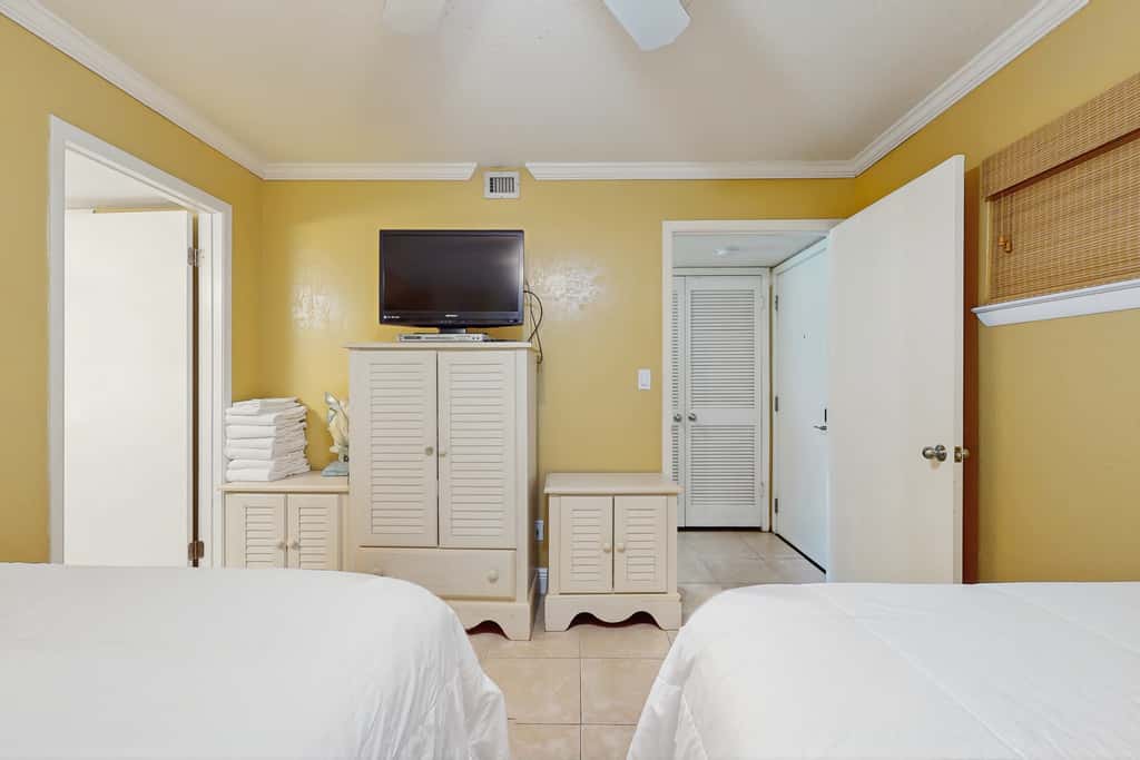 Gorgeous beachfront condo, shared pool and beach access