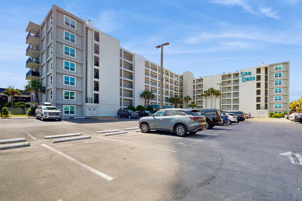 Gorgeous beachfront condo, shared pool and beach access