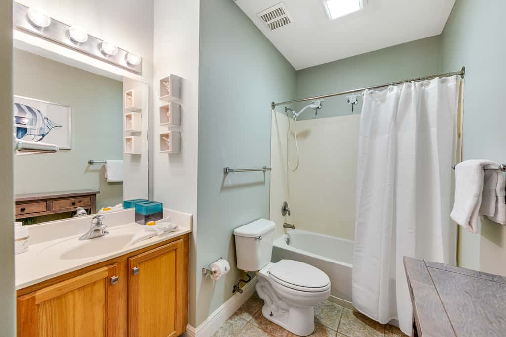 Stunning top-floor condo with balcony, pool, & beach access - great location
