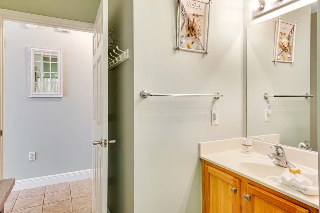 Stunning top-floor condo with balcony, pool, & beach access - great location