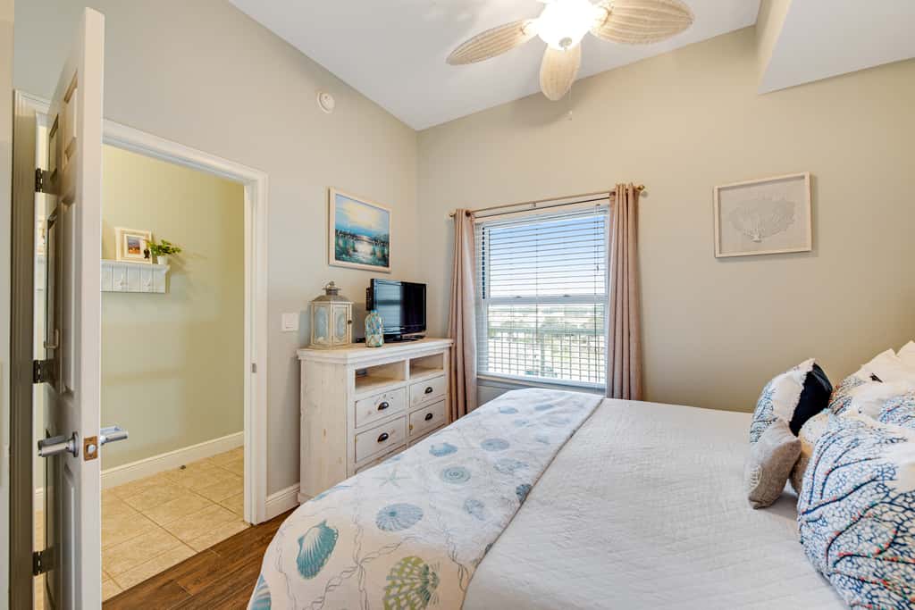 Stunning top-floor condo with balcony, pool, & beach access - great location