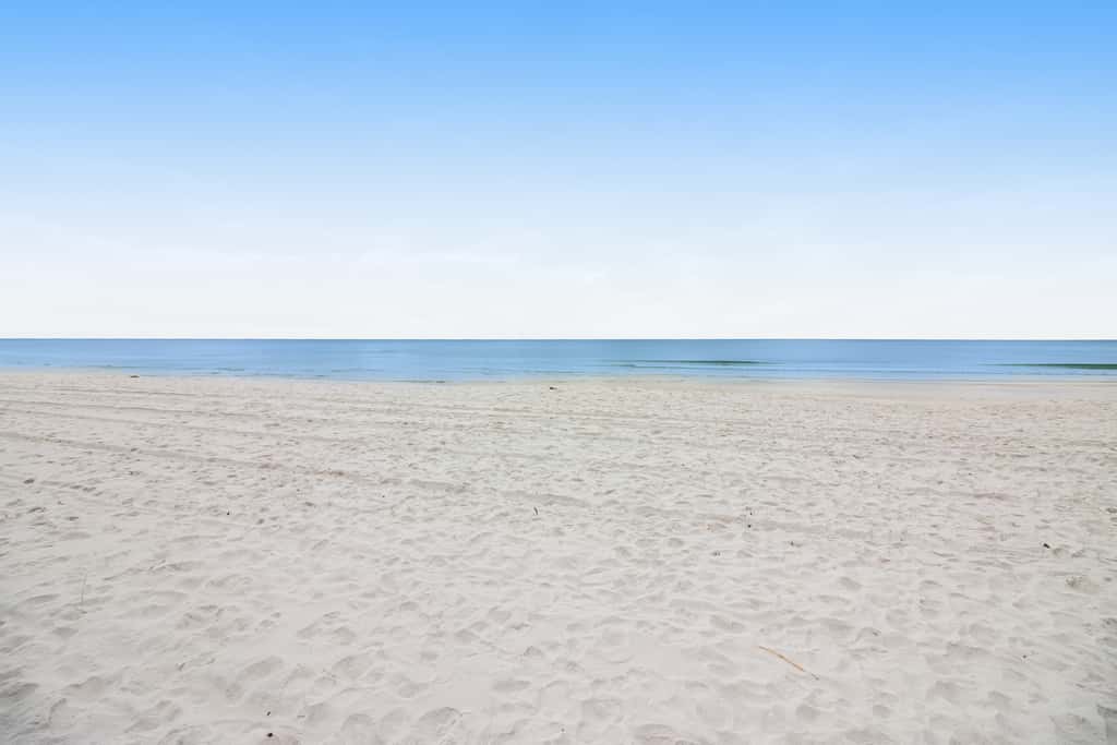 Stunning top-floor condo with balcony, pool, & beach access - great location