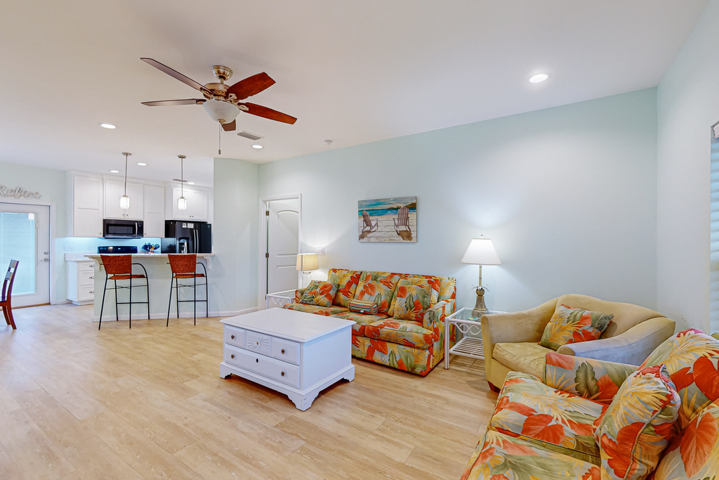 Gorgeous coastal home with full kitchen & screened-in porch - close to the beach