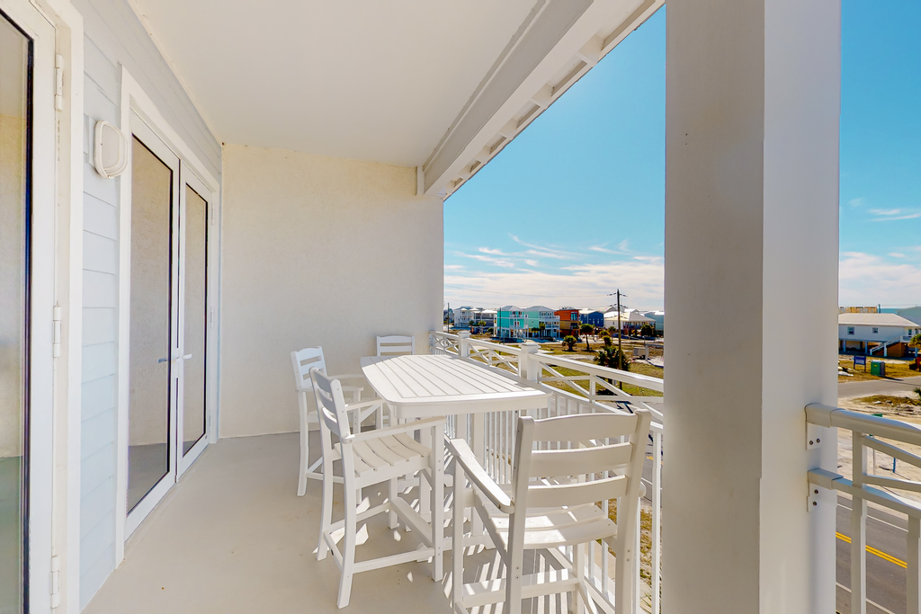 Dazzling condo near the ocean with private W&D, jetted tub, shared pool, & grill
