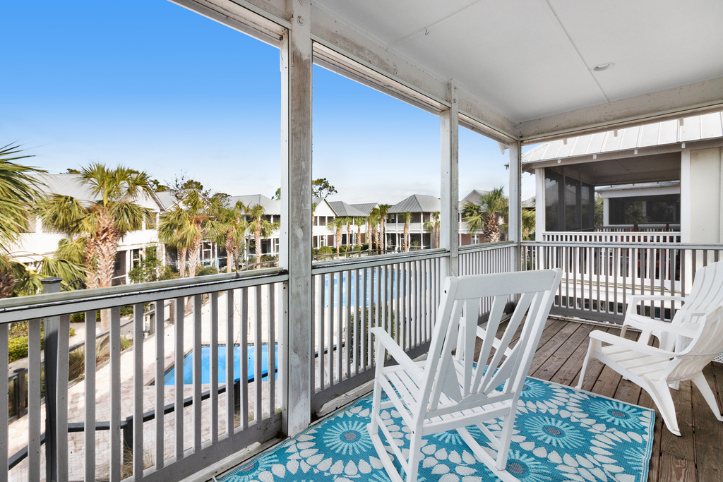 Lovely cottage with screened porches - access to hot tub & gym