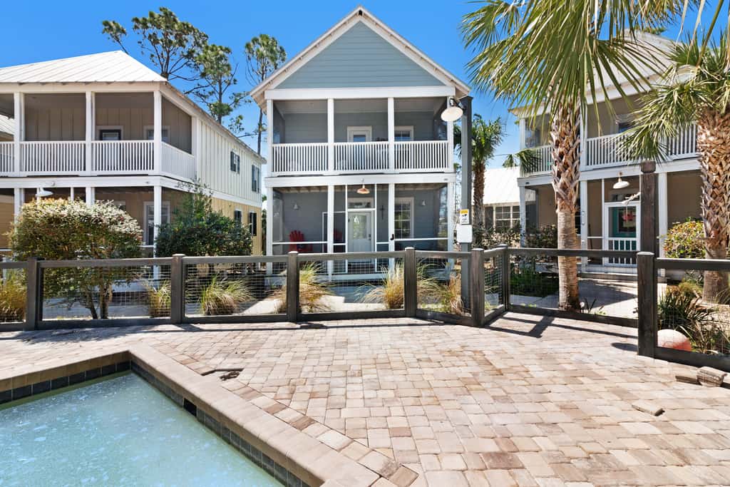 Lovely cottage with screened porches - access to hot tub & gym