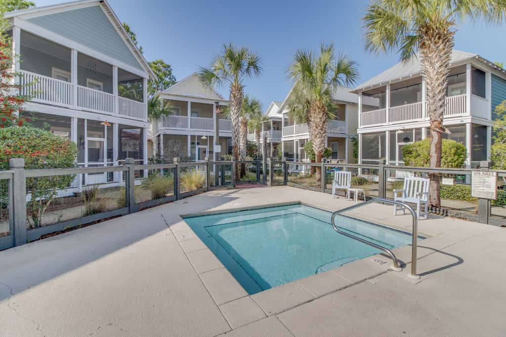 Lovely cottage with screened porches - access to hot tub & gym