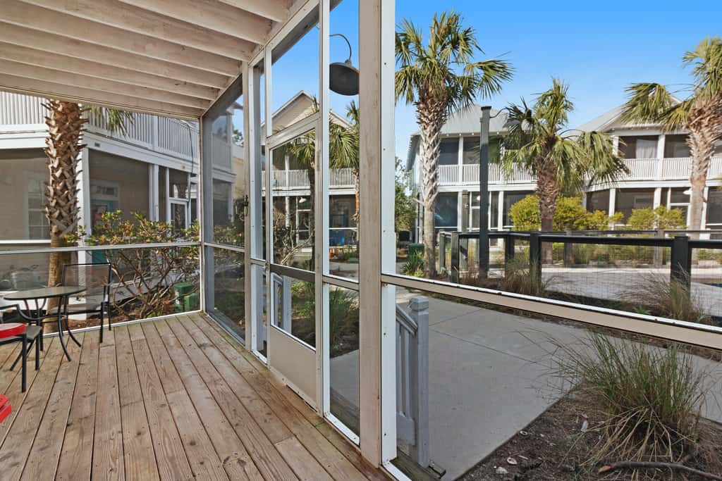 Lovely cottage with screened porches - access to hot tub & gym