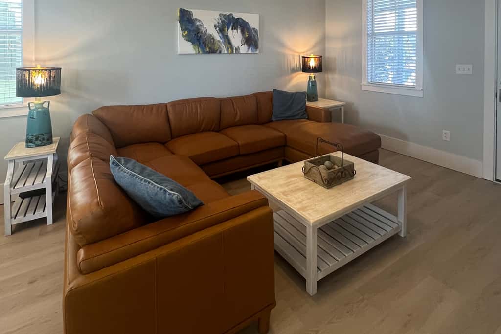 Lovely cottage with screened porches - access to hot tub & gym
