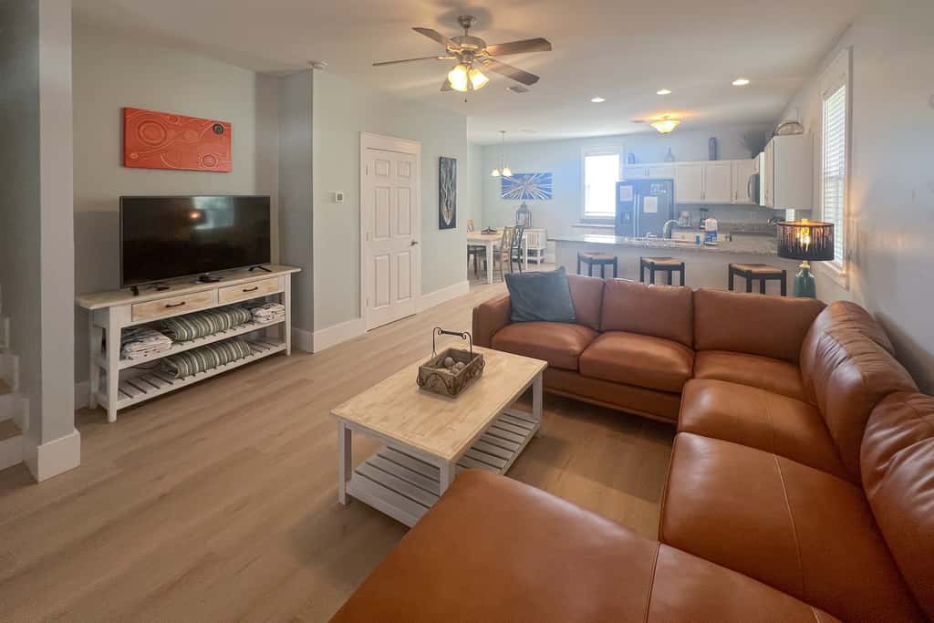 Lovely cottage with screened porches - access to hot tub & gym