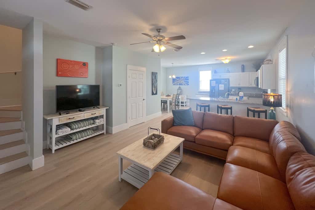 Lovely cottage with screened porches - access to hot tub & gym