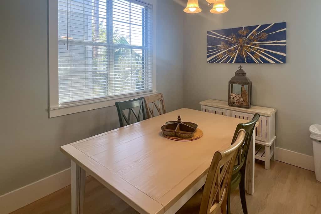 Lovely cottage with screened porches - access to hot tub & gym