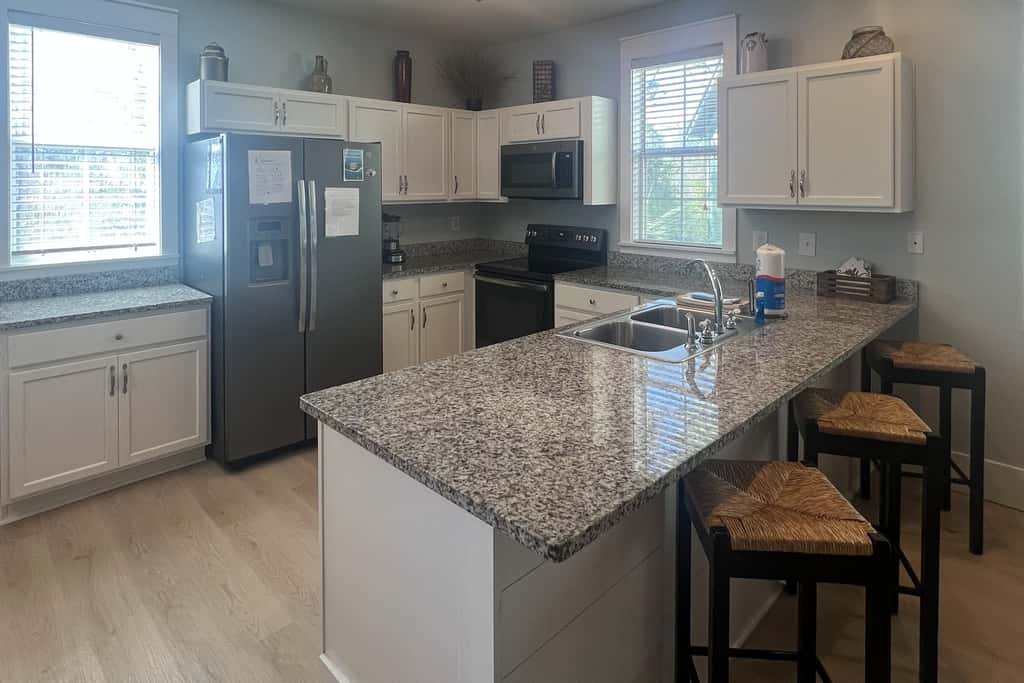 Lovely cottage with screened porches - access to hot tub & gym