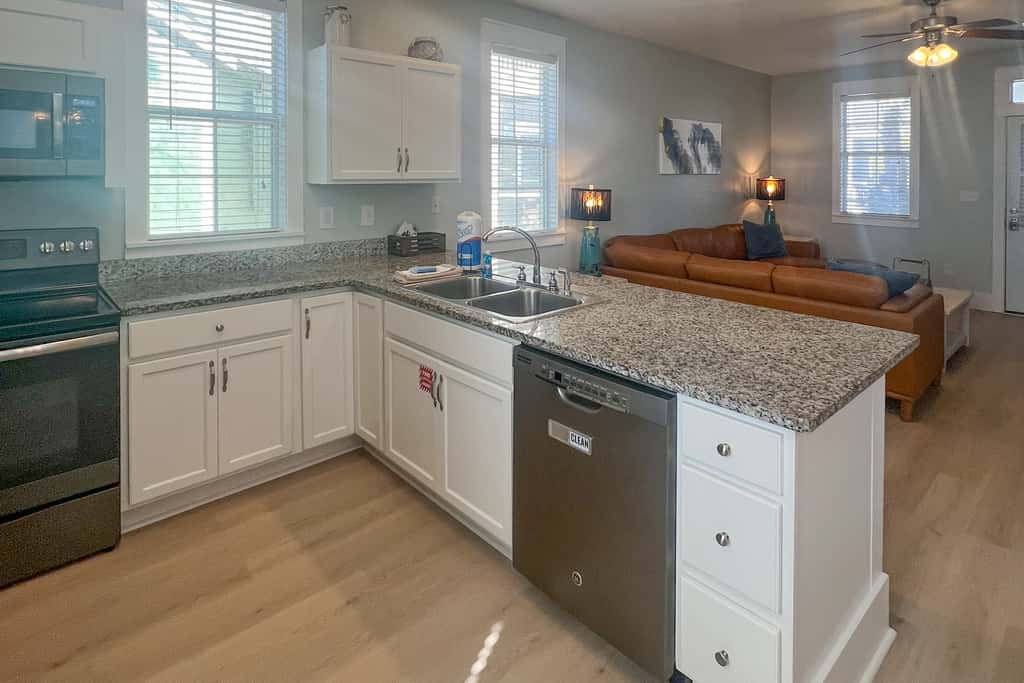 Lovely cottage with screened porches - access to hot tub & gym