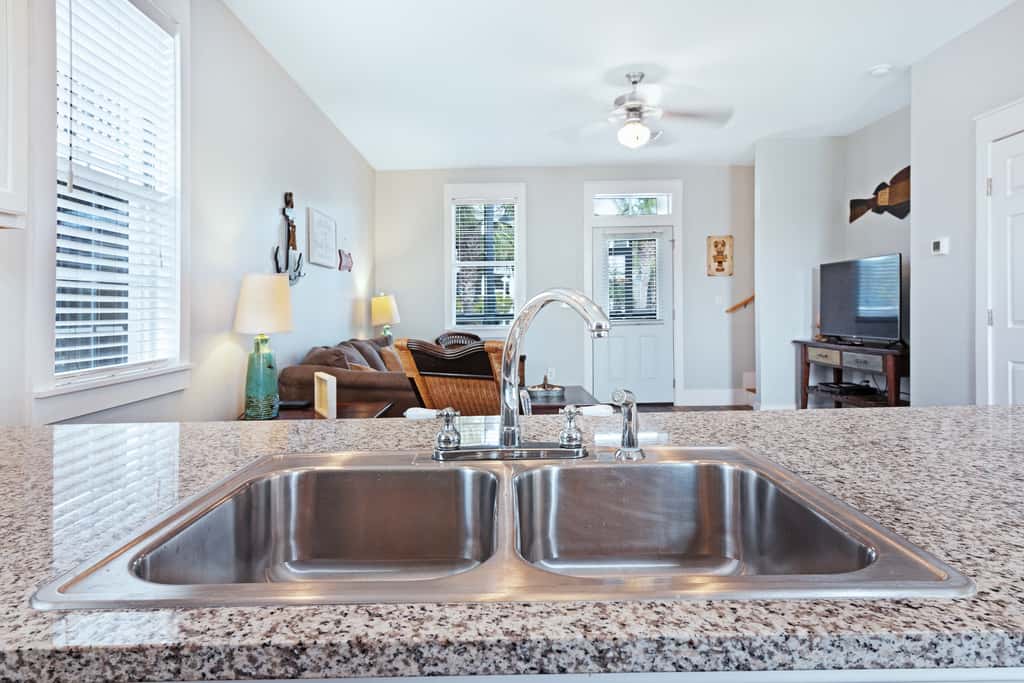 Lovely cottage with screened porches - access to hot tub & gym