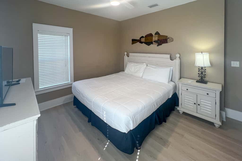 Lovely cottage with screened porches - access to hot tub & gym