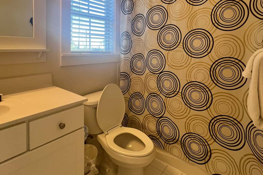 Lovely cottage with screened porches - access to hot tub & gym