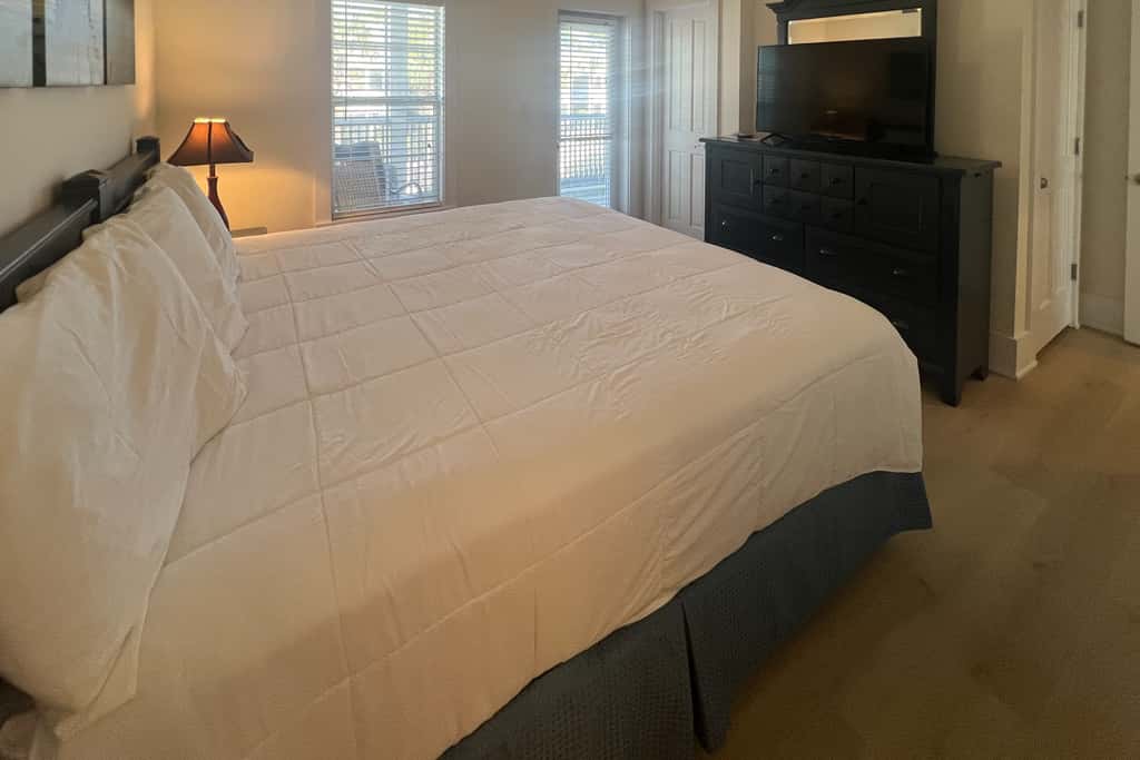 Lovely cottage with screened porches - access to hot tub & gym