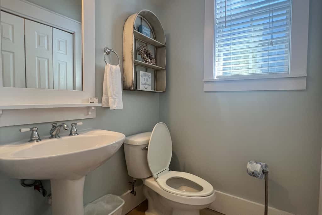 Lovely cottage with screened porches - access to hot tub & gym