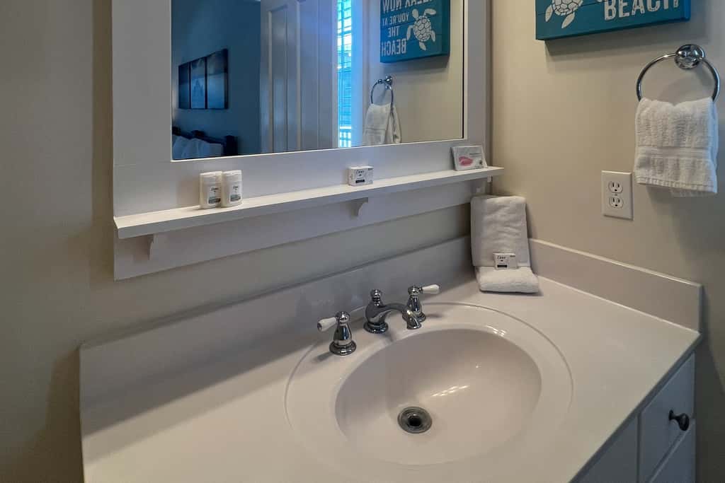 Lovely cottage with screened porches - access to hot tub & gym